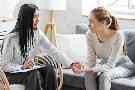 Ratgeber Fünf Phasen der Depression: Eine junge Frau ist bei einer Psychotherapeutin in Behandlung.